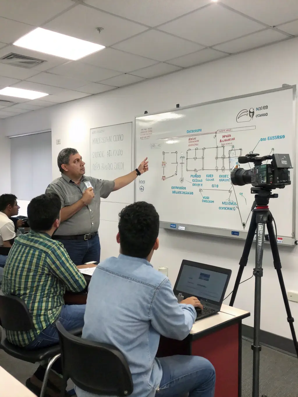 An instructor explaining cloud concepts on a digital whiteboard during an online cloud computing course.